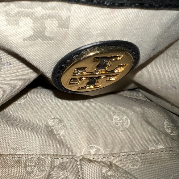 Beautiful Tory Burch Amanda Fold-Over Messenger Bag in large size - Picture 12 of 14